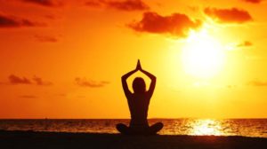 sunset-yoga-woman-on-sea-coast-Sonnenuntergang-Yoga-Frau-auf-der-Seekueste